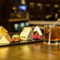 青年餐厅：年轻人的社交美食新地标，轻松享受美食与快乐社交