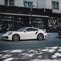 广东男子豪掷35万购奔驰，却意外购得库存车，维权之路漫漫