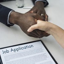 广东自媒体达人解读，飞机付费选座争议背后的法律与市场逻辑