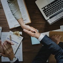 跨国义举，21岁美国模特在德国见义勇为，不幸毁容，引发全球关注