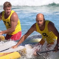 广东海滩退潮现生蚝盛宴，市民欢喜捡拾乐此不疲