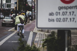 广东街头惊现女子故意踹倒多辆电动自行车,行为引众怒 广东街头惊现女子故意踹倒多辆电动自行车,行为引众怒